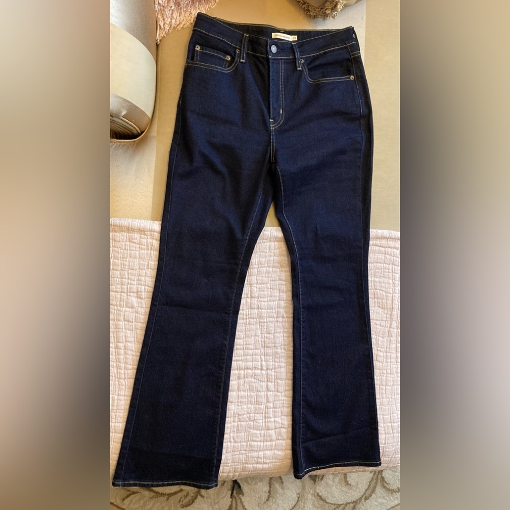 Levi's 725 High Rise Bootcut Jeans colorway: cast shadows